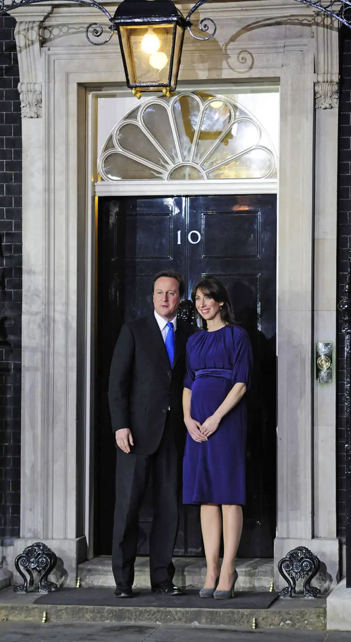 דייוויד קמרון ורעייתו סמנתה בכניסה לבית ראש הממשלה בדאונינג 10