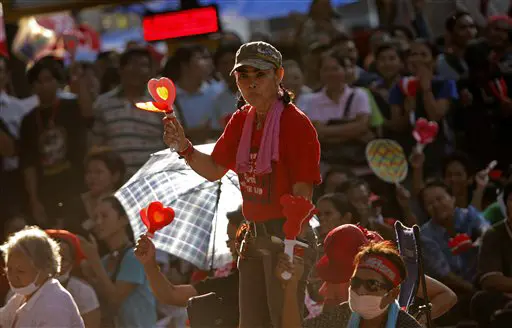 הממלשה דורשת מנשים ומבוגרים להתפנות ממאחז המפגינים בבנגקוק