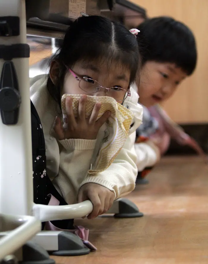 ילדי בית ספר יסודי בדרום קוריאה עורכים תרגיל למקרה של רעידת אדמה