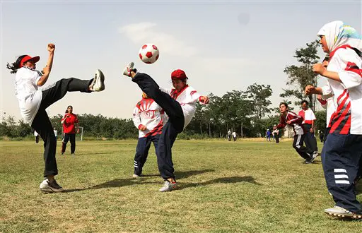 גם בקאבול יש מי שמאמין בשוויון. נשים אפגניות משחקות כדורגל