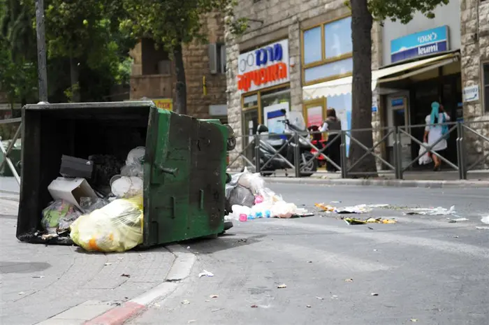 השוטרים פעלו בתנאים קשים ונרגמו באבנים משניסו לפנות את הפח מהכביש