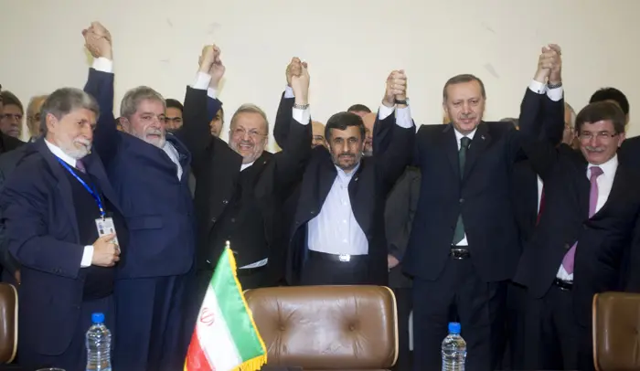 נציגי טורקיה, אירן, וברזיל חוגגים את חתימת ההסכם