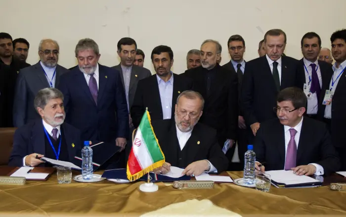 שרי החוץ של טורקיה, אירן וברזיל חותמים בטהרן על הסכם הגרעין