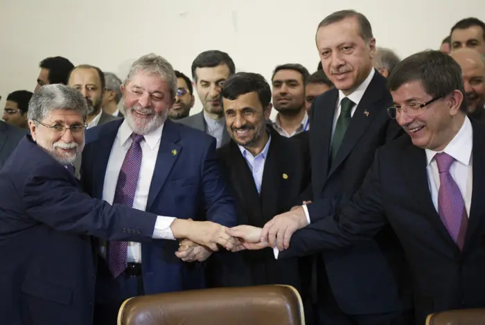 "האימפריאליזם והיהירות של מעצמות העולם מועדים לכישלון". אחמדינג'ד עם טורקיה וברזיל בעת חתימת ההסכם, אתמול