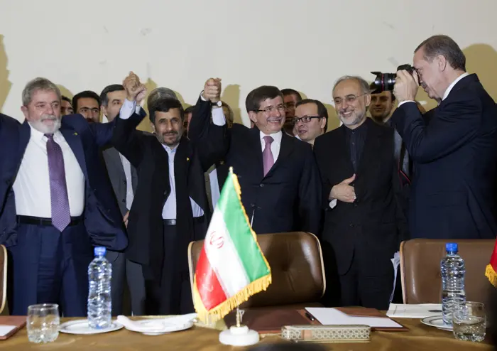 ארדואן מצלם את נציגי טורקיה, אירן וברזיל החוגגים את חתימת הסכם חילופי האורניום
