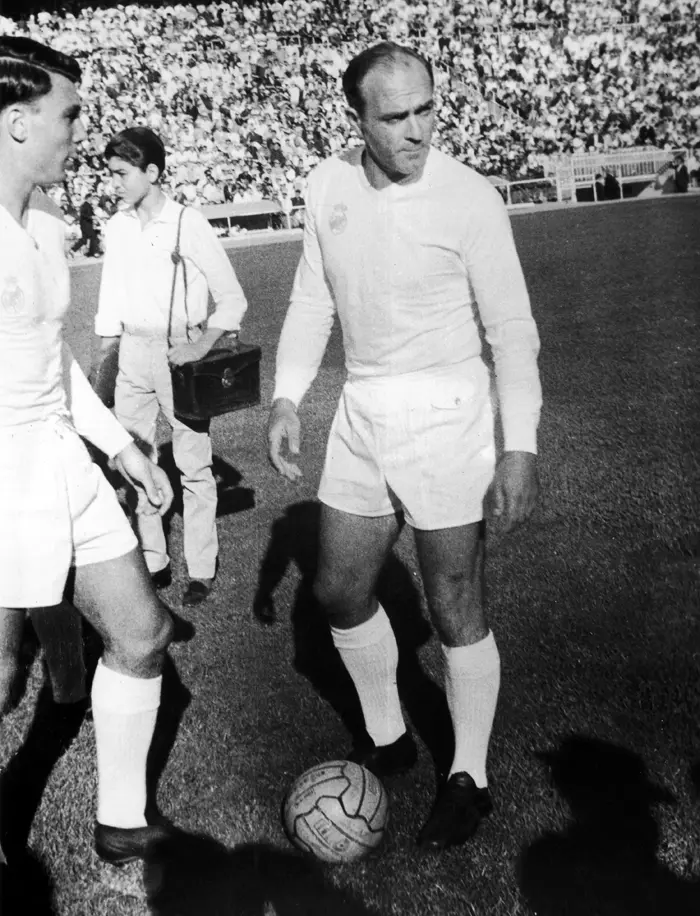 ריאל מדריד מודל 1960/1, בשורותיה כיכב אז אלפרדו די סטפאנו האגדי, השיגה 15 ניצחונות ליגה רצופים. ברצלונה מתחילה את הסיבוב השני עם 13