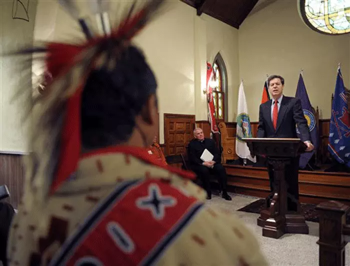 הסנטור הרפובליקני סאם בראונבאק הקריא נוסח התנצלות בפני נציגים של חמישה שבטים אינדיאנים