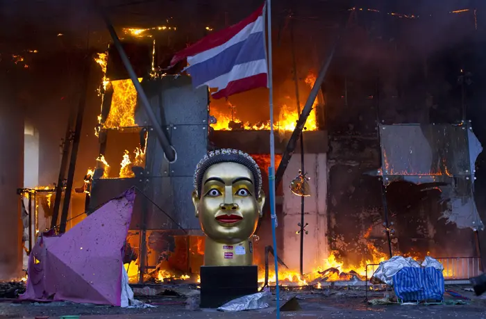 פסל בודהה מוצב לפני מרכז קניות בבנגקוק שנשרף במהומות 19.5.2010