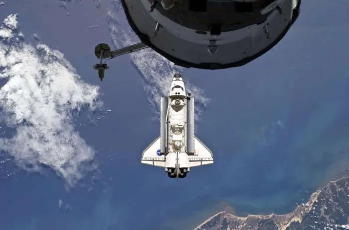מעבורת החלל אטלנטיס עוגנת בתחנת החלל הבינלאומית