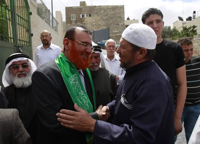 "שליט  לא ישוחרר כל עוד יושבים בכלא אלפי אסירים פלסטינים". אבו טיר מגיע לביתו