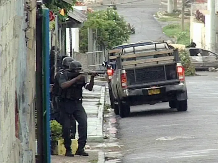 לפחות 30 בני אדם נהרגו בעימותים בין שוטרים לאזרחים בעיר הבירה של ג'מייקה