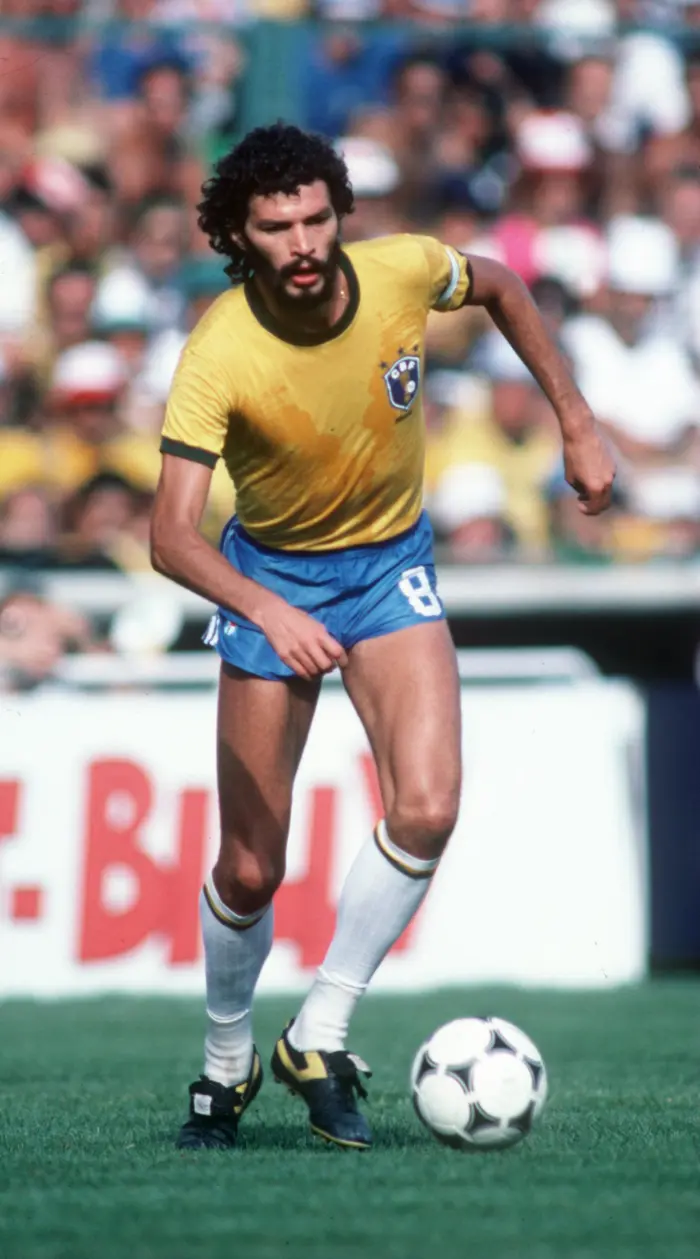אחד השחקנים הברזילאיים הגדולים בדורו. סוקרטס