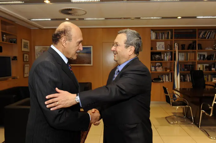 עדיין בתמונת המאבק על הירושה. ראש המודיעין  המצרי עומאר סלימאן בפגישה עם אהוד ברק