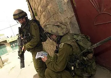 "כשהחברים במבנים הסמוכים הבינו מה קרה הם החלו לחלץ אותם". כוחות צה"ל בג'נין, 2002