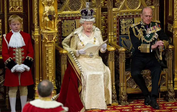 ארמון המלוכה חורג בכ-7 מיליון ליש"ט מתקציבו השנתי. המלכה אליזבת השנייה בטקס פתיחת מושב הפרלמנט