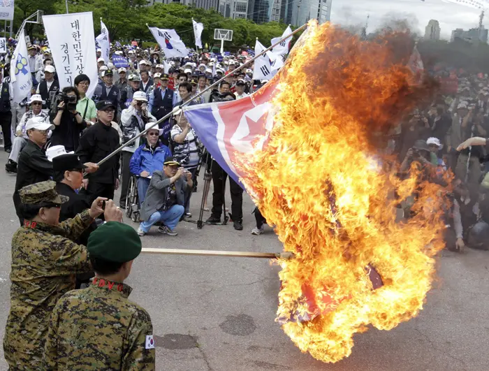 תושבי דרום קוריאה שורפים דגל של צפון קוריאה