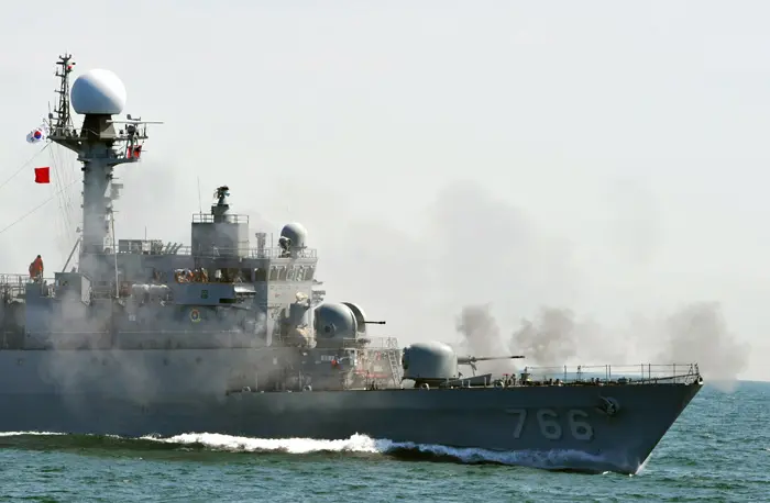 ארה"ב מכחישה כי התמרון מכוון גם נגד סין. אוניית חיל הים של דרום קוריאה