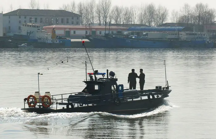 אנשים שמנסים לברוח מהמדינה נאלצים לשחות עירומים בנהר יאלו הקפוא בדרכם לסין, כדי שבגדיהם לא יגרמו להם לשקוע