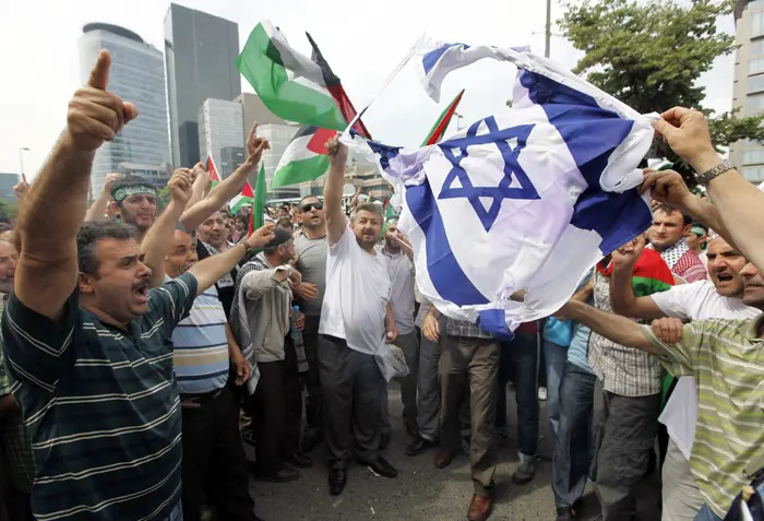 עשרות אלפי טורקים יצאו לרחובות וכילו זעמם בדגלי ישראל
