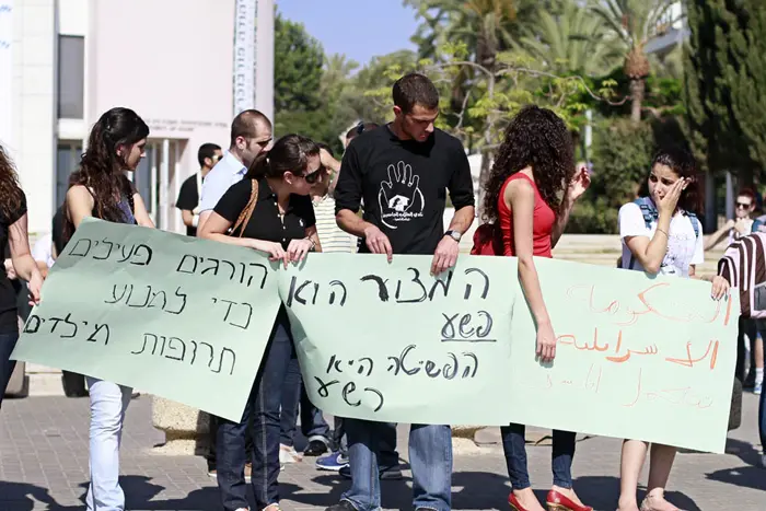 מרצה לפסיכולוגיה באוניברסיטה סיפר כי "כל מה שנוכחנו לראות ב-12 שעות האחרונות הוא פעילות פיראטית המסתיימת לצערי בשפיכות דמים"