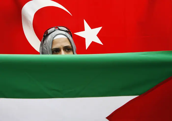 הטלוויזיה הטורקית משדרת ללא הפסקה את ההשתלטות הישראלית על הספינות