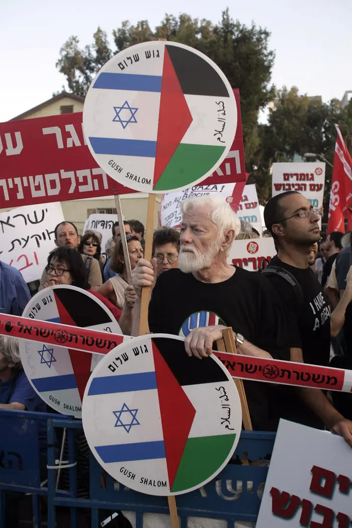 הפגנת פעילי שמאל מול בסיס הקריה בתל אביב מאי 2010