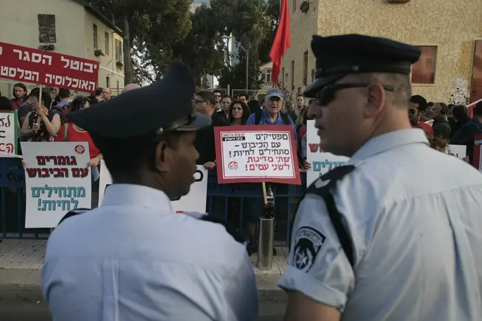 נושאו על חולצותיהם תמונות של דגל טורקיה.פגנת פעילי שמאל מול משרד הביטחון