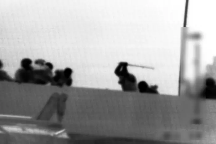 גרעין של פעילים מסתגרים בבטן האונייה, על סיפונה נערך הקרב האלים עם חיילי צה"ל, וכוחות הביטחון פועלים לפנותם