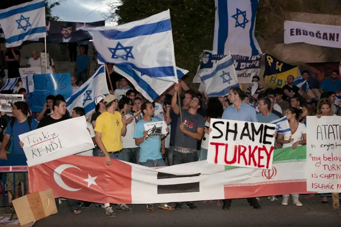 "1,000 סטודנטים קראו להתפטרותו של פרופ' ניב גורדון". הפגנת אם תרצו מול שגרירות טורקיה