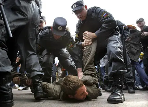 השוטרים הרוסים לא שמעו על השינוי בעמדתו של פוטין ועצרו מפגינים