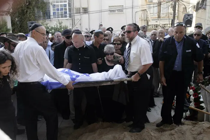 אליאב נקבר בחלקת גדולי האומה בבית הקברות טרומפלדור
