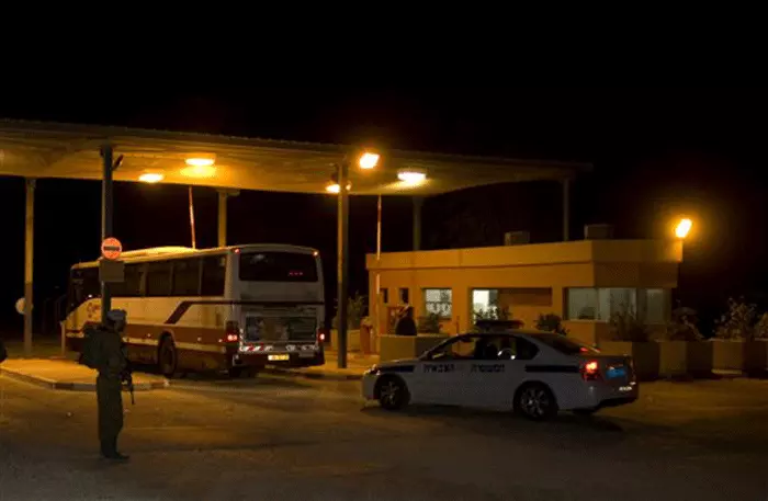 אוטובוס ראשון ובו עצירים מהמשט לעזה חצה את הגבול לירדן קרוב ל-5:00 בבוקר