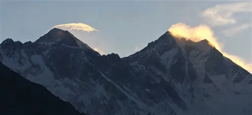 ההר הגבוה בעולם גובה את חייו של מטפס נוסף. פסגת האוורסט