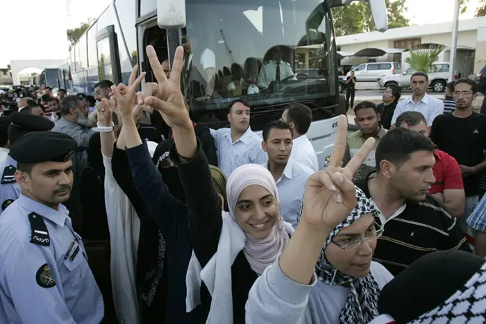 11 שעות בלי אוכל, רק מים וקצת לחם יבש. בתמונה: פעילי המשט ששוחררו לירדן