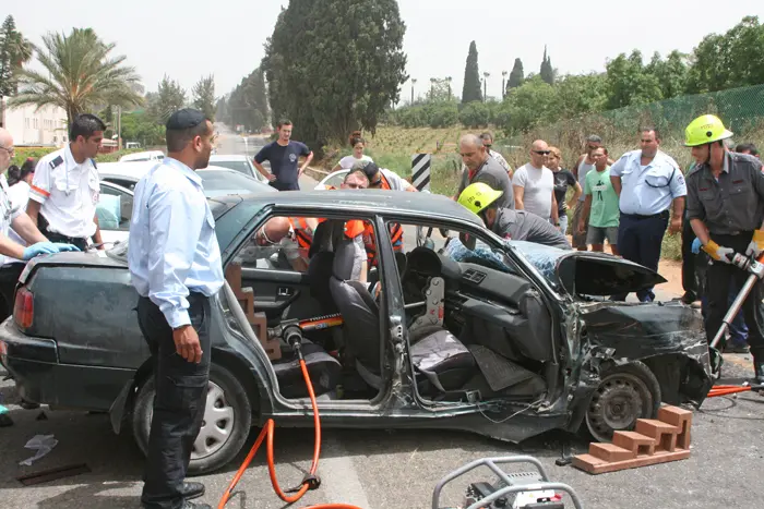 "התאונה היתה חזיתית והמראה פשוט מזעזע". זירת התאונה בפרדס חנה