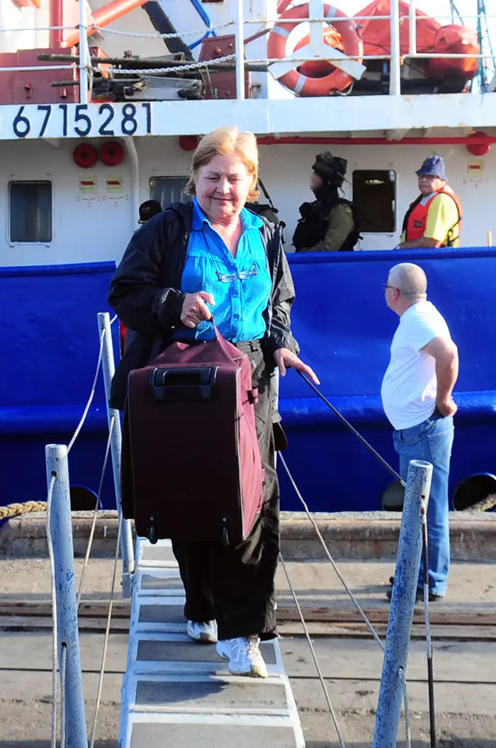 פעילת שלום יורדת מהספינה "רייצ'ל קורי" לאחר השתלטות חיילי צה"ל