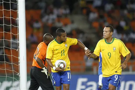 בהתקפת נבחרת ברזיל נוצר ואקום אליו הולק יכול וצריך להיכנס. רוביניו ולואיס פביאנו