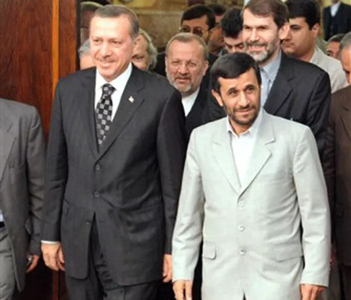 נשיא אירן מחמוד אחמדינג'ד הוא בין המשתתפים בוועידת הכינוס האזורי באיסטנבול