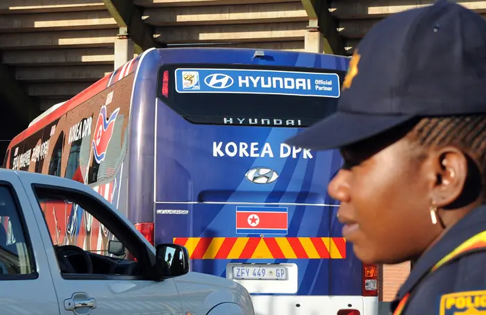 האוטובוס של נבחרת צפון קוריאה מגיע לעיר טמביסה