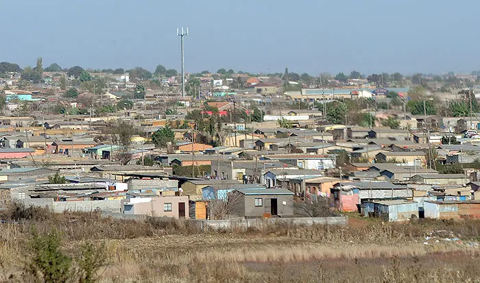 עיר פחונים טמביסה בדרום אפריקה