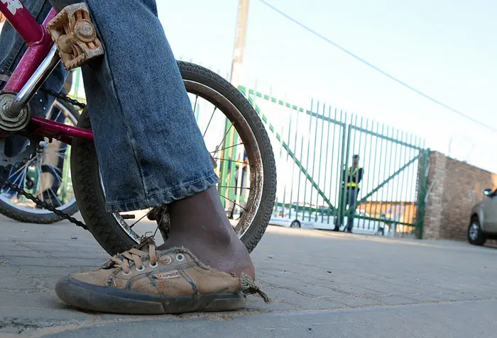 רגל עם נעל בלויה בדרום אפריקה