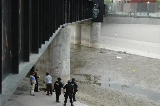 הטיוטה כוללת הגדלת המימון לאבטחת הגבולות. נער שנורה על ידי שוטרים בגבול ארצות הברית-מקסיקו, יוני 2012