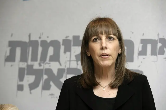 "דבר חמור זה יוצר קרע בחברה, המפלה בין קהלים על פי השקפתם הפוליטית של היוצרים והאמנים". לבנת