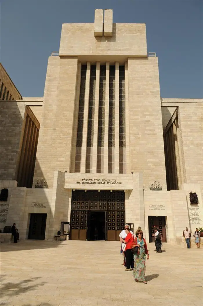 "פה זה לא אולם קונצרטים. אפשר להיכנס בחינם". בית הכנסת הגדול בירושלים