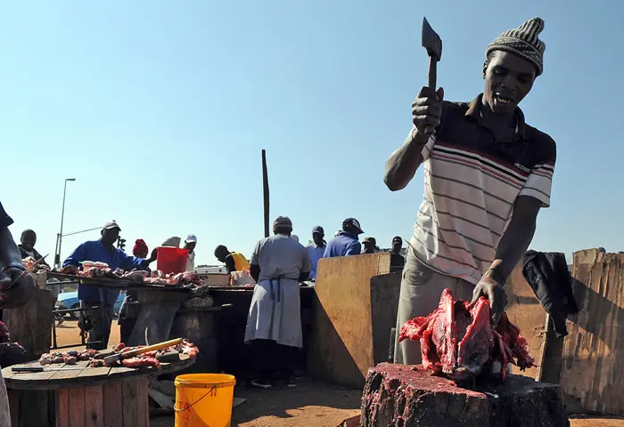 אזרח דרום אפריקאי שוחט בשר