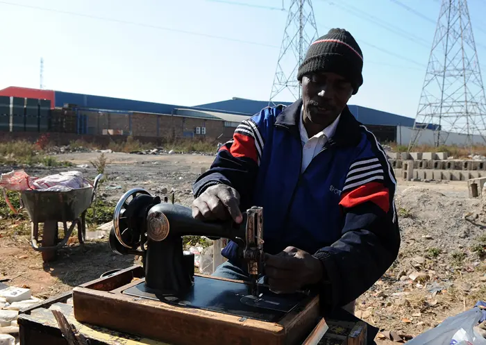 פועל דרום אפריקאי עם מכונת תפירה, טמביסה