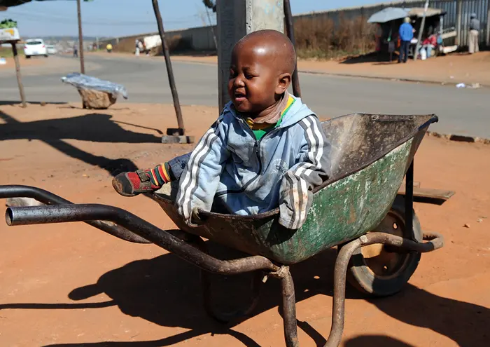 ילד דרום אפריקאי בתוך מריצה