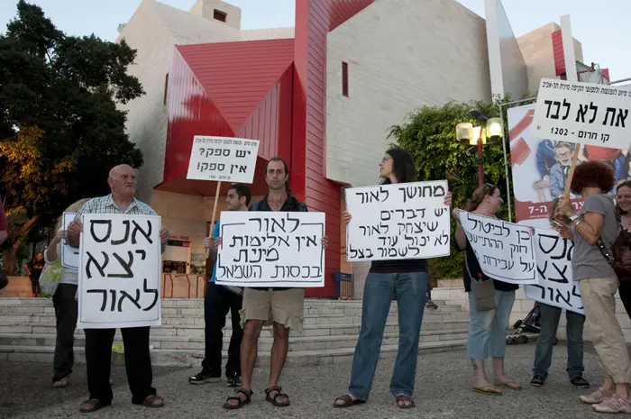"יצחק לאור, הביתה תחזור". מפגינים נגד לאור, הערב בתל אביב