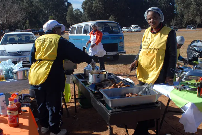 רוכלות דרום אפריקה מוכרות אוכל
