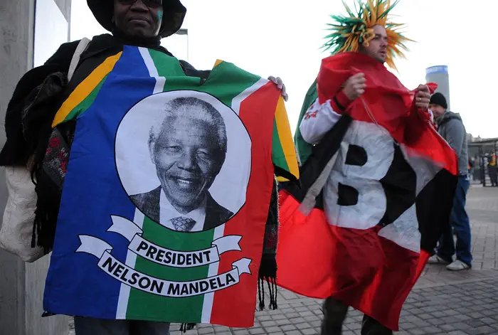 אוהדי נבחרת דרום אפריקה עם תמונה של נלסון מנדלה